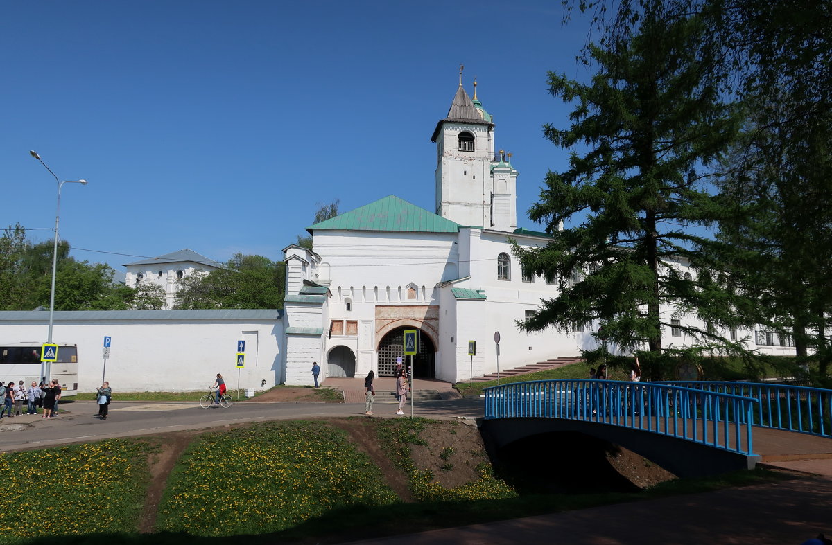Вход во Спасо-Преображенский монастырь. Ярославль - Gen Vel
