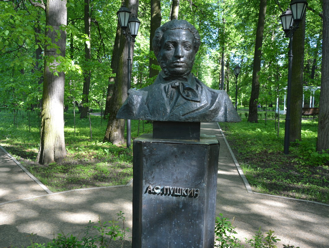 Памятник А.С. Пушкину в парке Больших Вязём - Александр Буянов