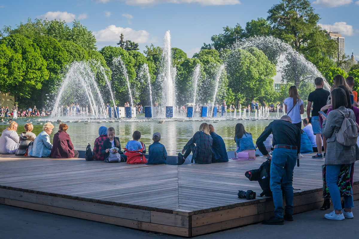 AT THE FOUNTAIN. У ФОНТАНА - Сергей Янович Микк