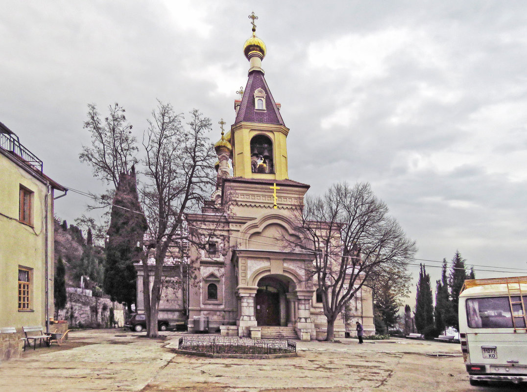 Колокольня храма Архангела Михаила в Алупке. - ИРЭН@ .