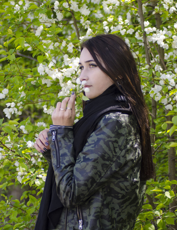 Модель на фоне цветущей яблони - Viktoria Sennikova