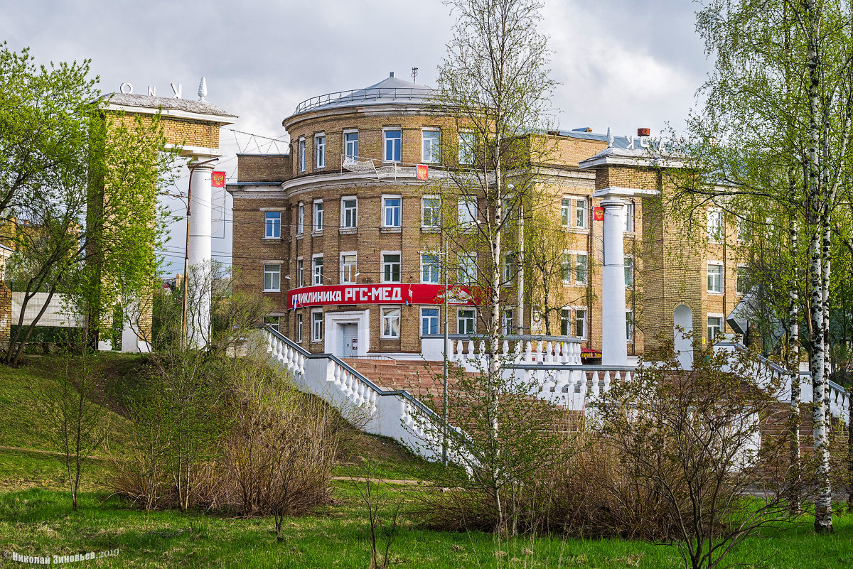 Первые зеленые листочки в ухтинском парке, весна добралась и до севера) - Николай Зиновьев