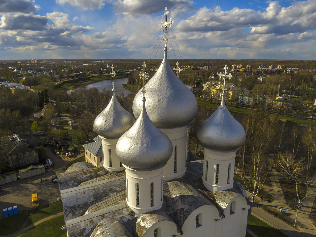 Белый храм с черными куполами