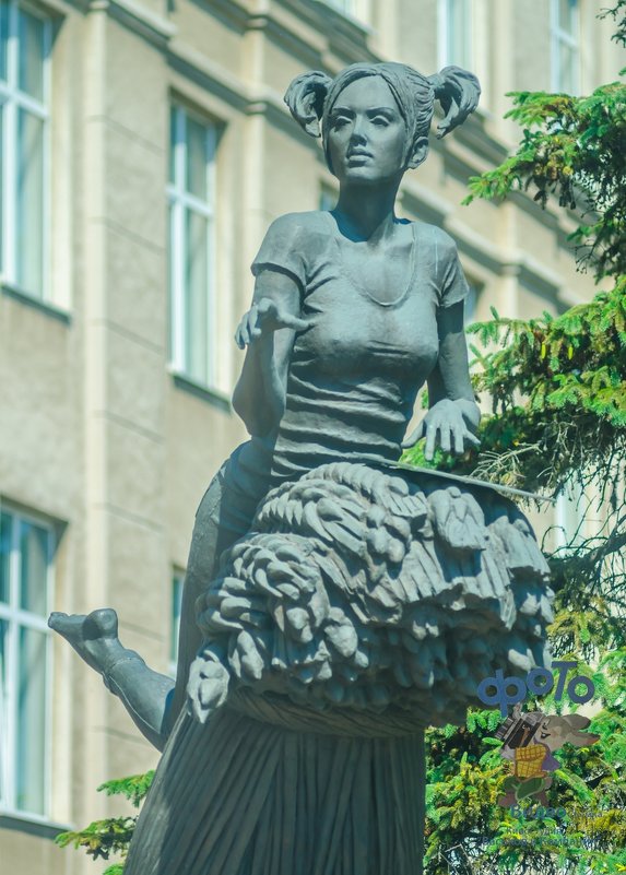 скульптурная композиция — студентка и кукуруза - Руслан Васьков