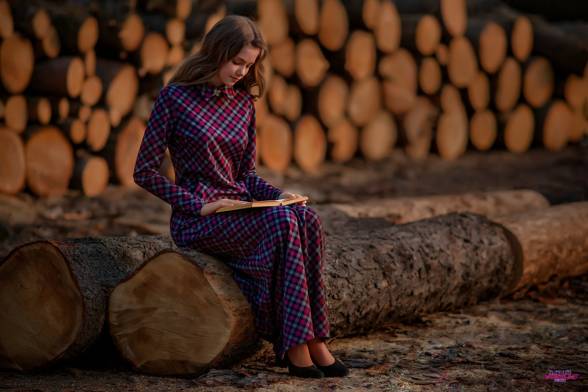 Девушка с книгой закат - Евгений MWL Photo