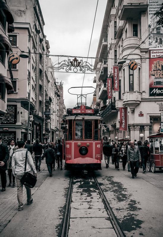 Busy Taksim street in cloudy weather. - Евгений Бубнов