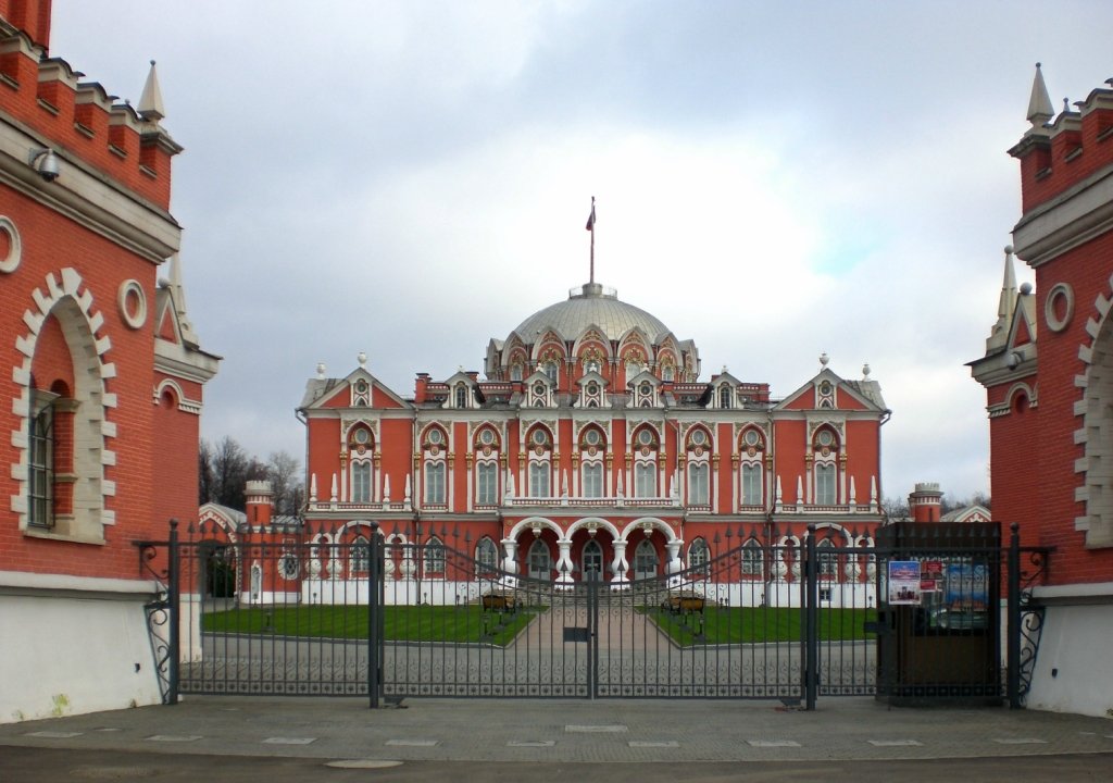 Петровский путевой дворец.  Возведён в 1776—1780-х годах по проекту архитектора Матвея Казакова. - Oleg4618 Шутченко