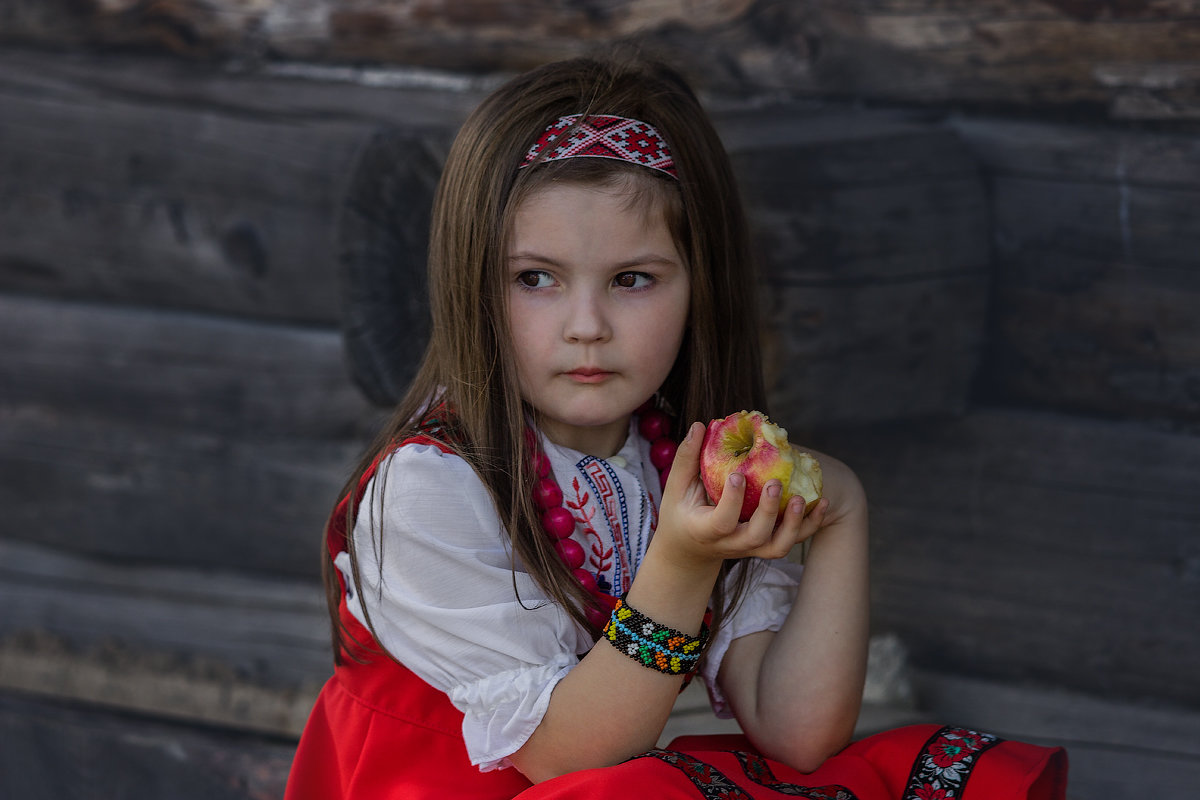 Девочка с яблоком. - Павел Тодоров
