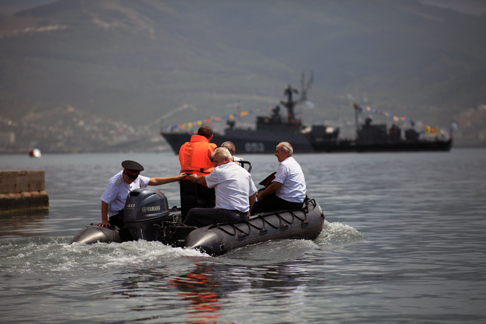 Казаки идут поздравлять моряков с днём Военно-морского флота - Константин Николаенко