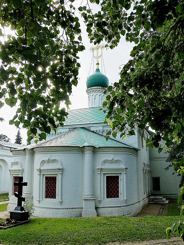 Церковь Амвросия Медиоланского в Новодевичьем монастыре - Лидия Бусурина