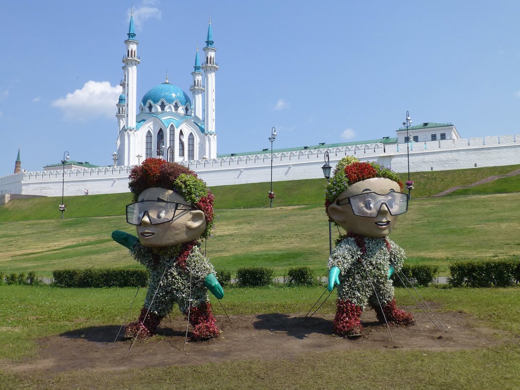 У стен Кремля появились талисманы чемпионата WorldSkills Kazan 2019 Алмаз и Алтын - Наиля 