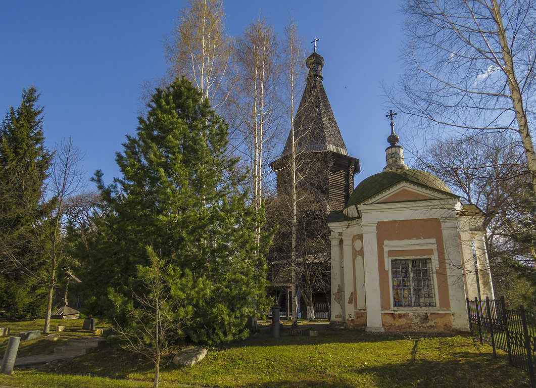 Екатерининская церковь (1830 г.) и деревянная Успенская церковь - Сергей Цветков