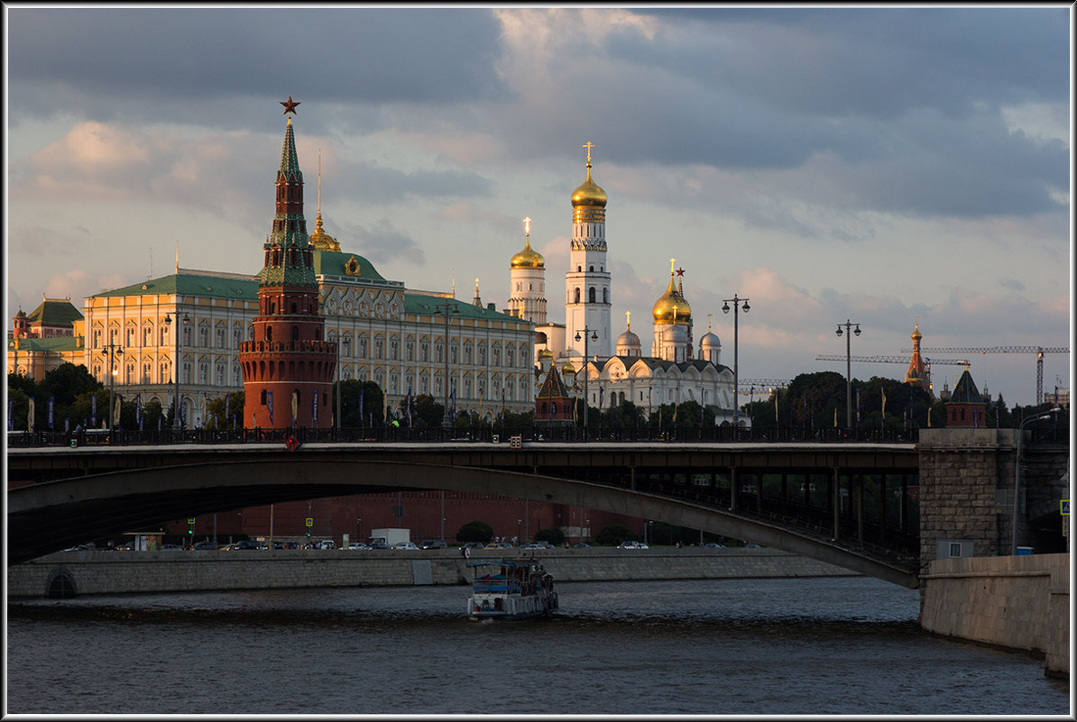 Проплывая по Москва реке - Михаил Розенберг