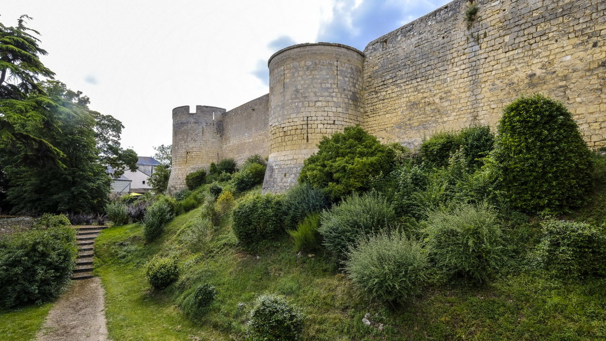 фортифиувционные стены замка Монтрейль-Беллэ - Георгий А