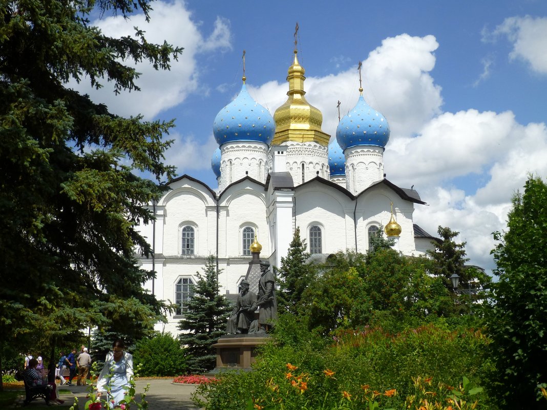 Сквер рядом с Благовещенским собором в Казанском Кремле - Наиля 
