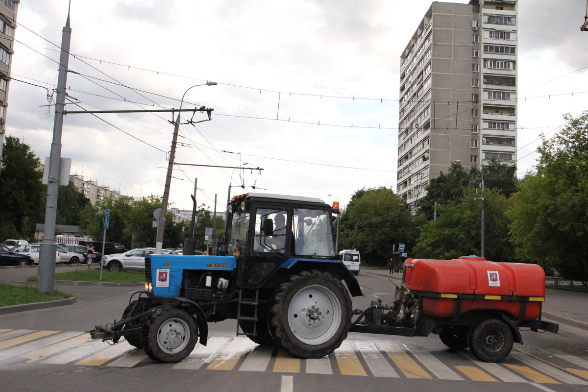 Трактор На пешеходной дорожке - Валерий 