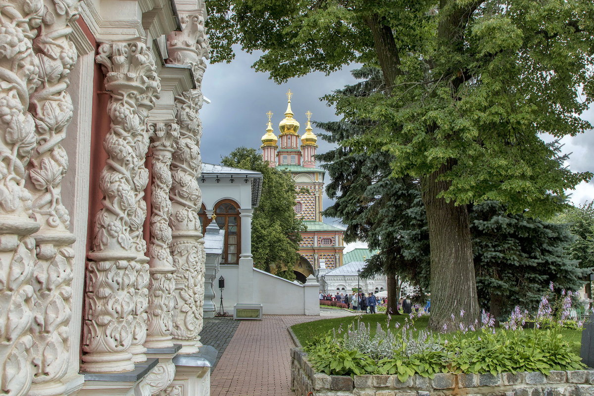 Вид на Предтеченский храм. В Свято-Троицкой Сергиевой лавре. - Анатолий. Chesnavik.