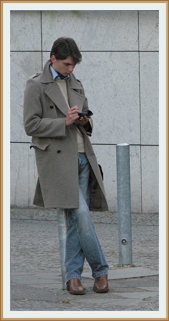Молодой человек, "проверяющий" телефон, Берлин. - Валентин Соколов