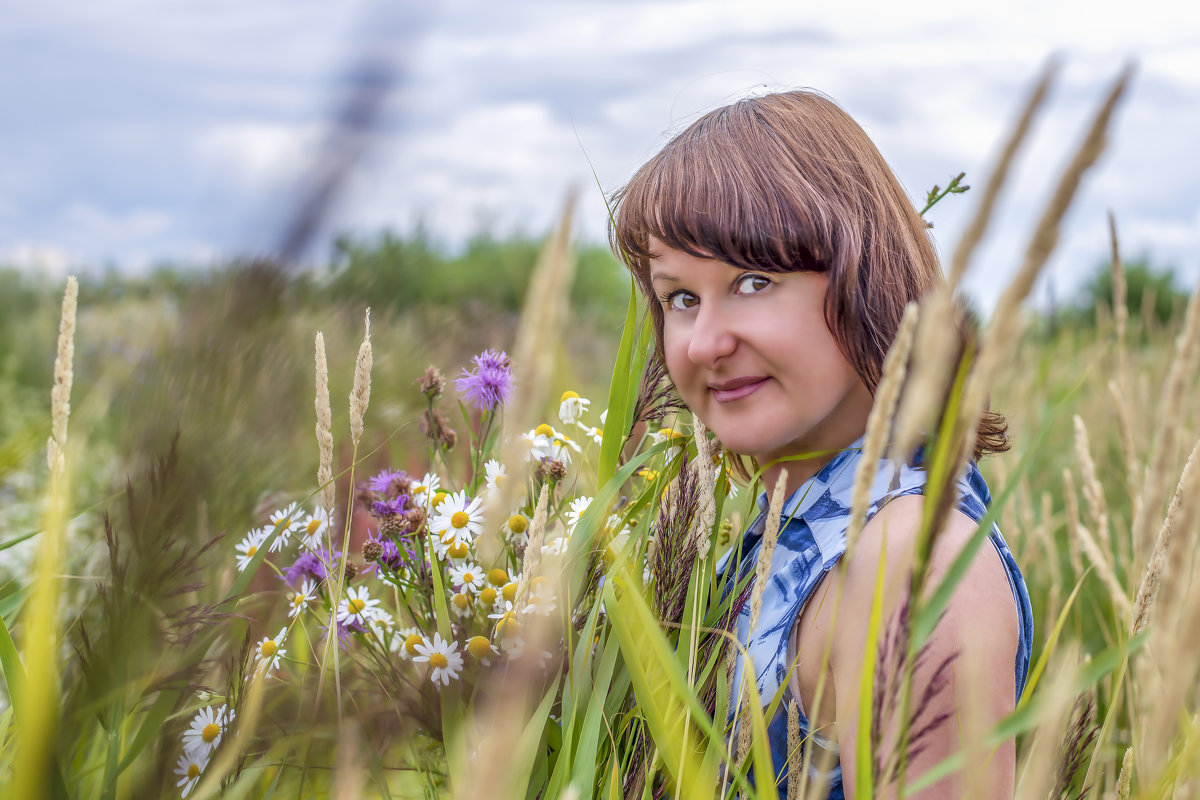 Девушка с букетом полевых цветов - Виктор Орехов