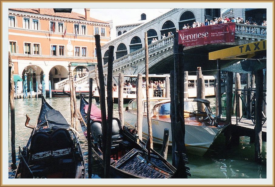 Parking гондол у моста Риальто, Венеция весна 2005 года - Валентин Соколов
