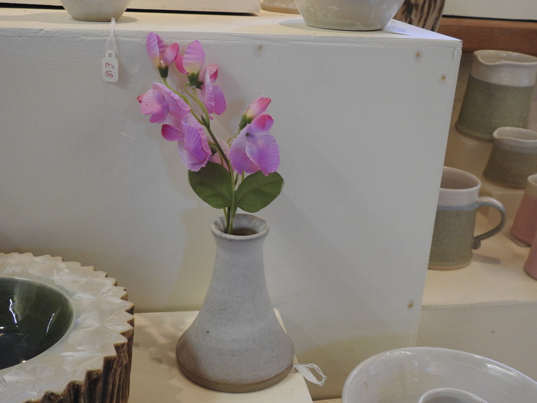 Керамическая ваза с искусственными цветами - Natalia Harries