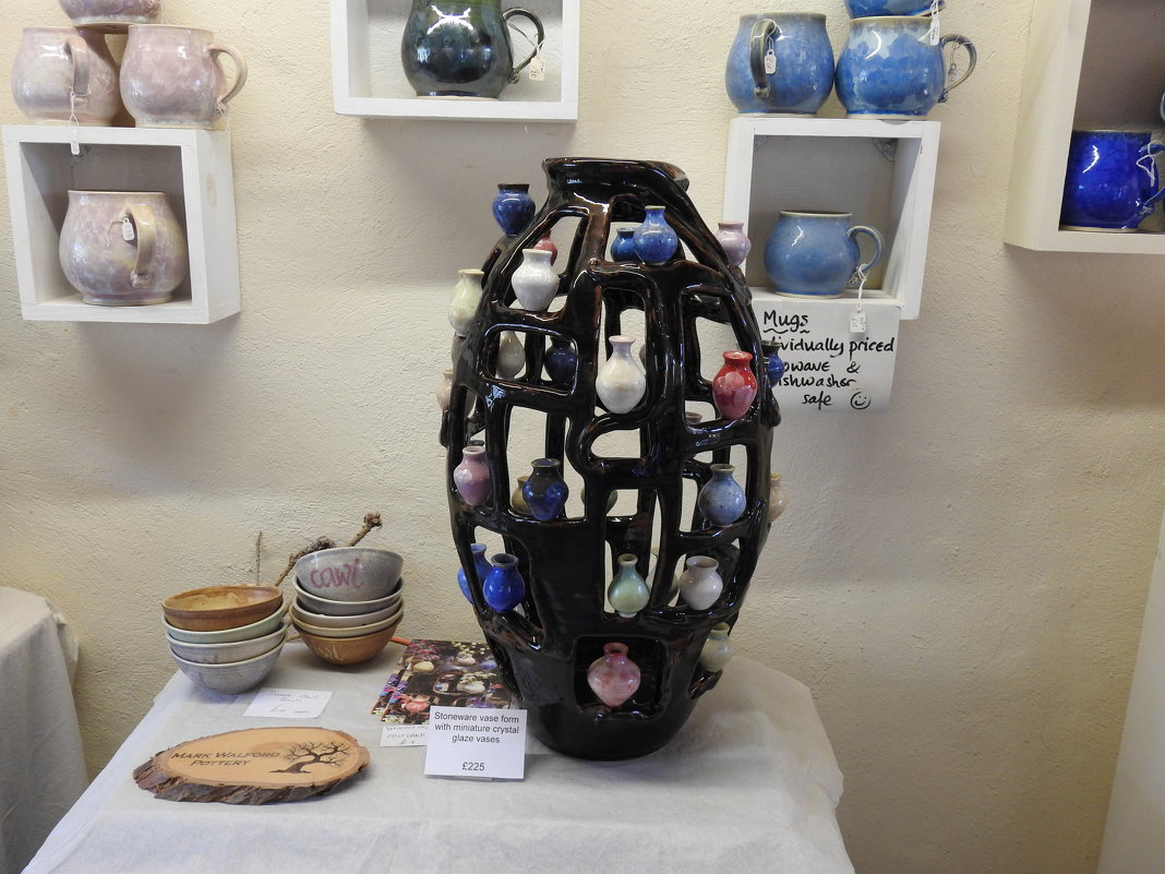 Керамическая ваза с миниатюрными вазами работы Марка в его галерее - Natalia Harries