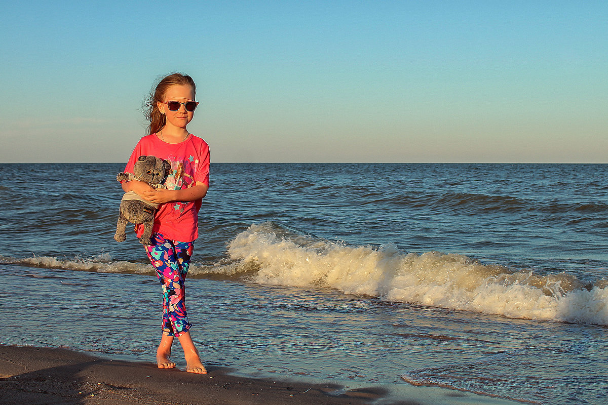 Девочка с игрушкой на берегу моря - Olga Ponomarenko