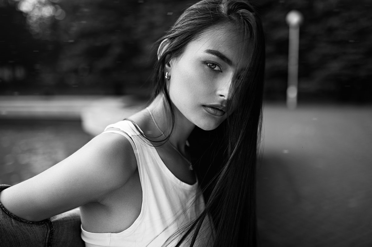 Black and white portrait of a girl in a white t-shirt and jeans - Lenar Abdrakhmanov