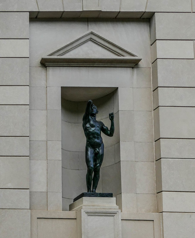 "Бронзовый век" - скульптура в левой нише здания Музея Родена - Юрий Поляков