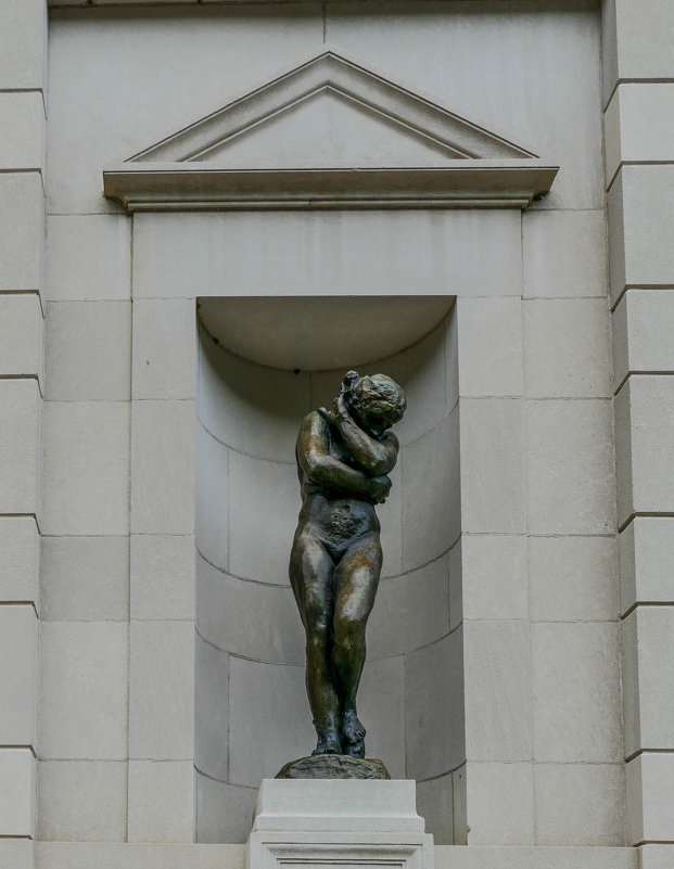 Скульптура "Евы" в правой нише здания музея Родена. Филадельфия - Юрий Поляков