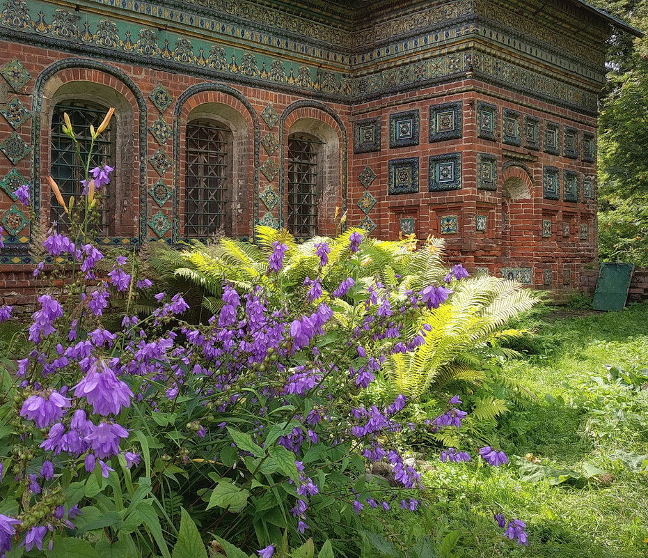 Живописная палитра ярославских изразцов и летнего цветения - Николай Белавин