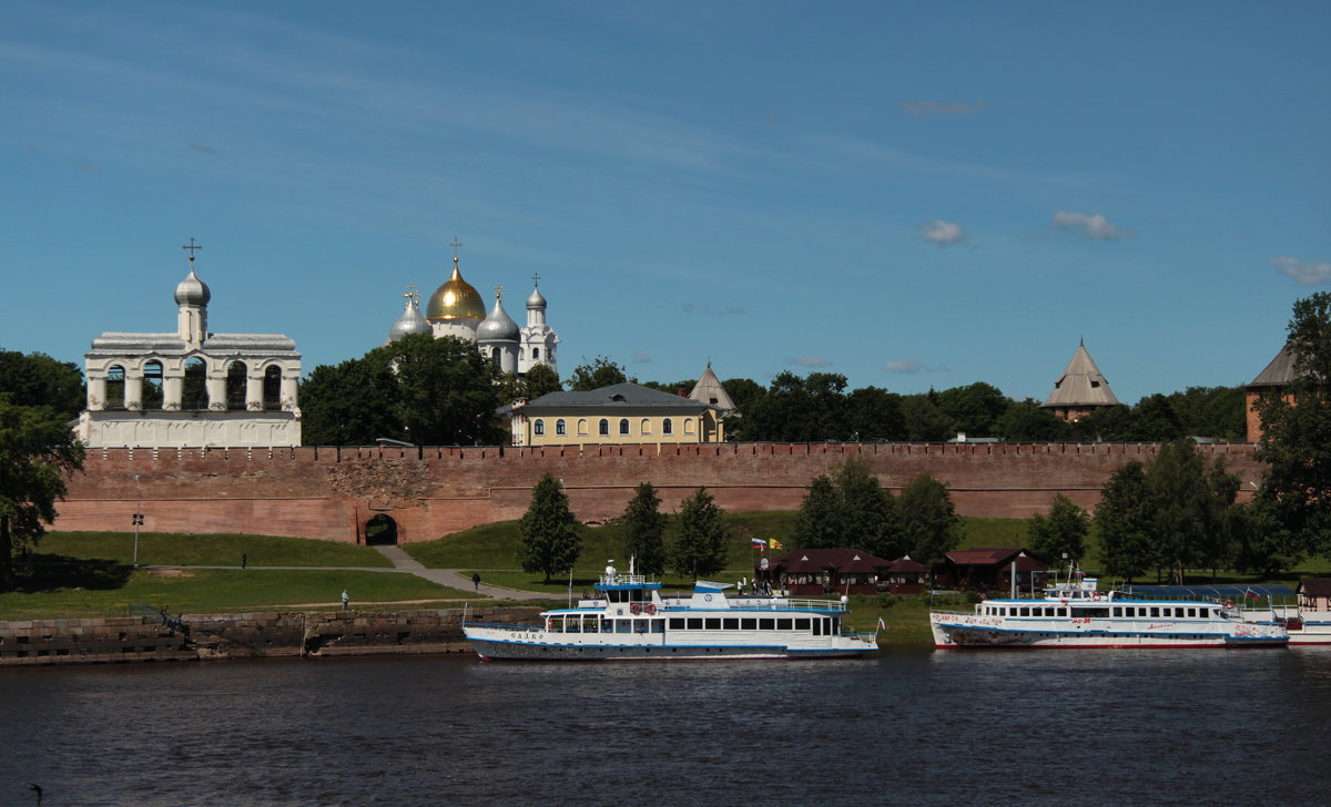 У стен Новгородского Кремля. - Маргарита ( Марта ) Дрожжина