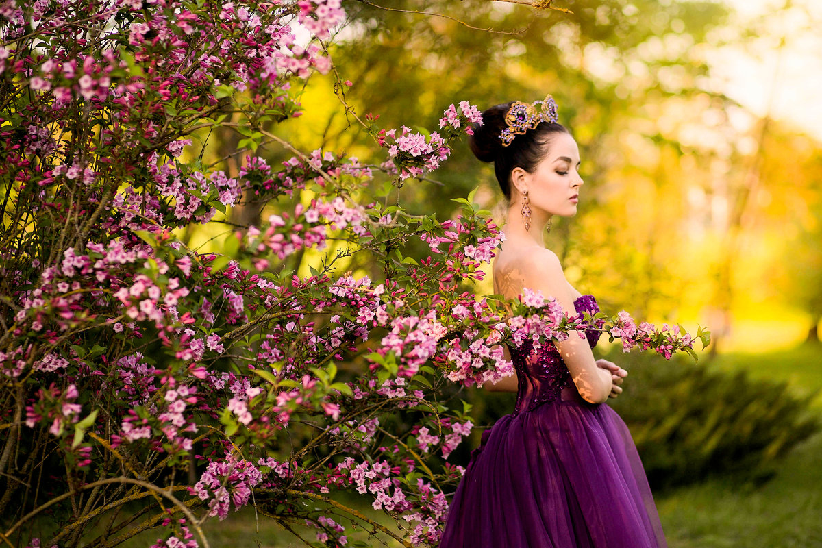 девушка в цветущем саду - Анна Смоляк