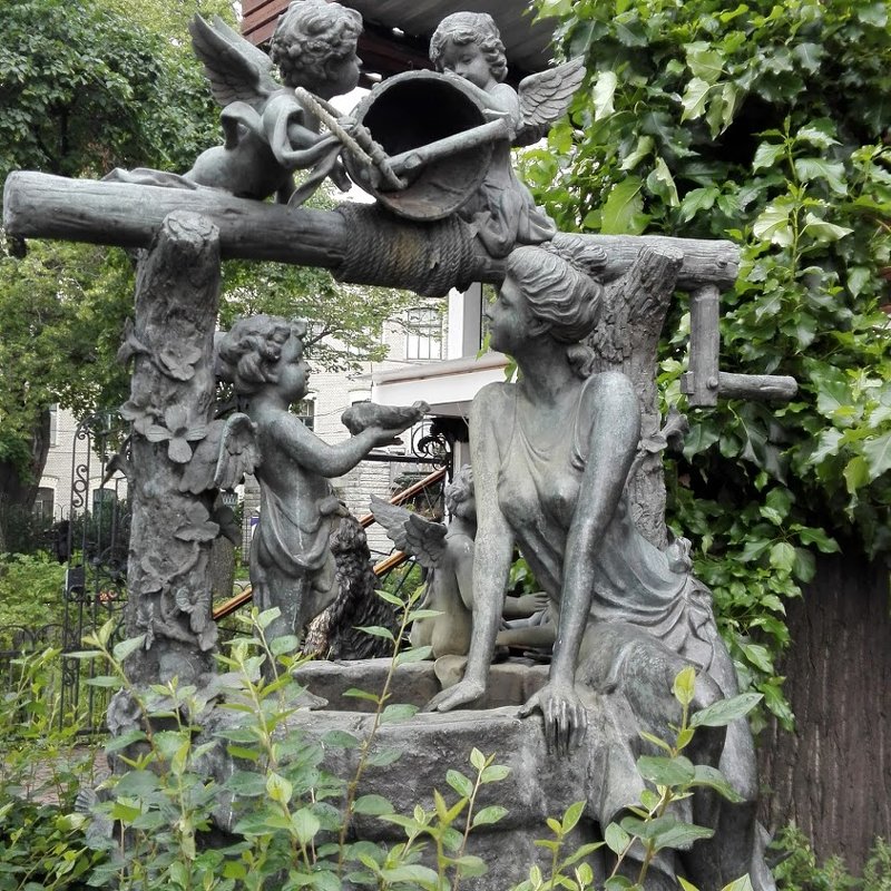 Скульптура "Колодец ангелов". - Julia Nikolina