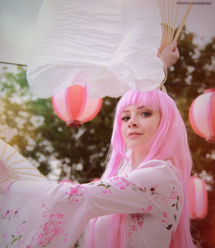 Девушка косплеер с розовыми волосами в аниме стиле - Ксения OKDMUSE