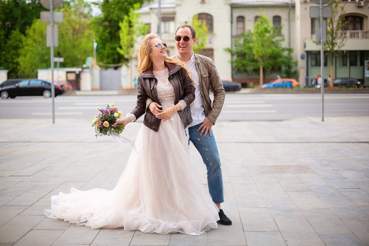 Влюбленная пара на свадебной прогулке - Олеся Болтенкова
