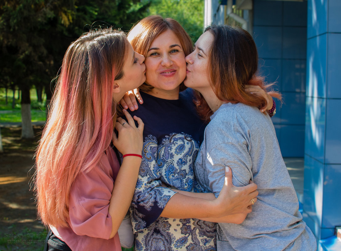Дочери целуют маму. - Сергей Черепанов