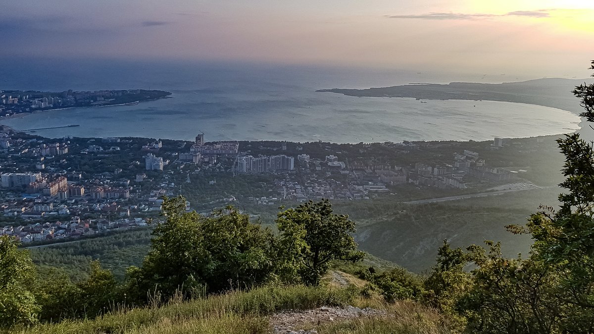 Вид на Геленджик на закате - Павел Печковский