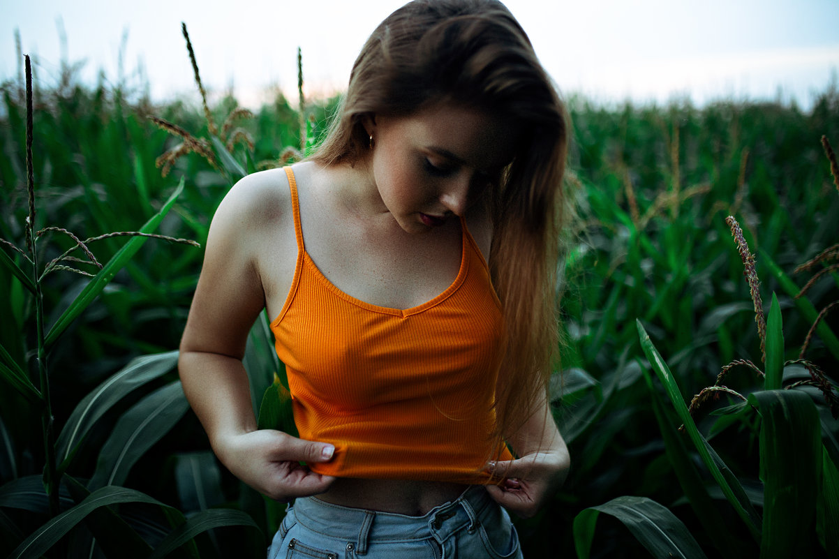 Девушка в оранжевом топике без нижнего белья утром на фоне кукурузного поля - Lenar Abdrakhmanov