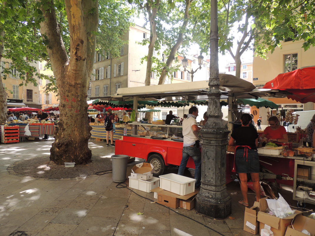 Одна из центральных площадей Place Richelme где находится городской рынок - Гала 