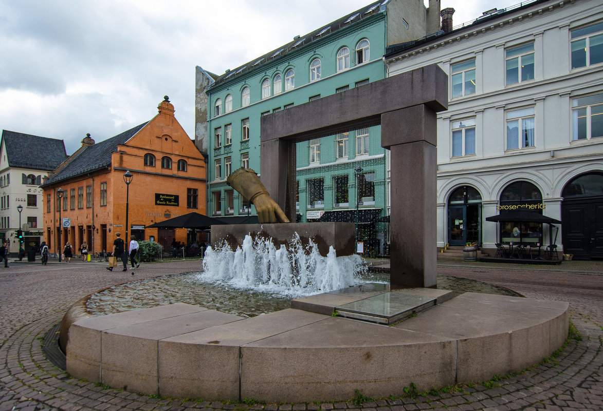 Осло. Памятник перчатке  короля - Наталья Левина