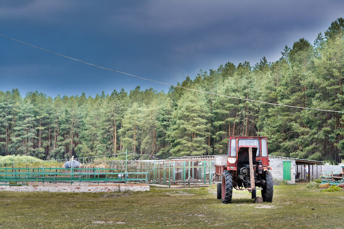 одинокий трактор перед бурей - Евгений Свириденко