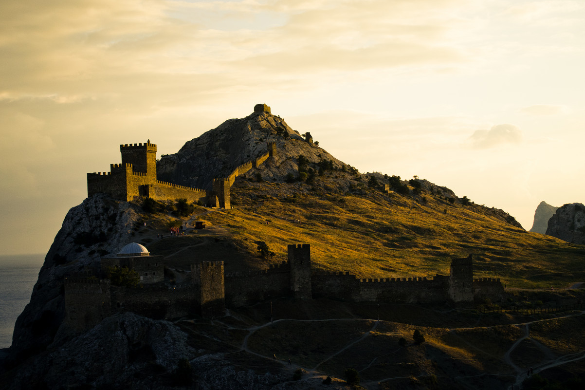 Генуезская крепость в лучах вечернего солнца - Александр Мирошниченко