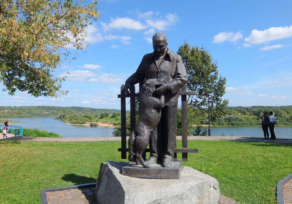 Памятник К.Г.Паустовскому и его любимой собаке по кличке Грозный. - Люба 