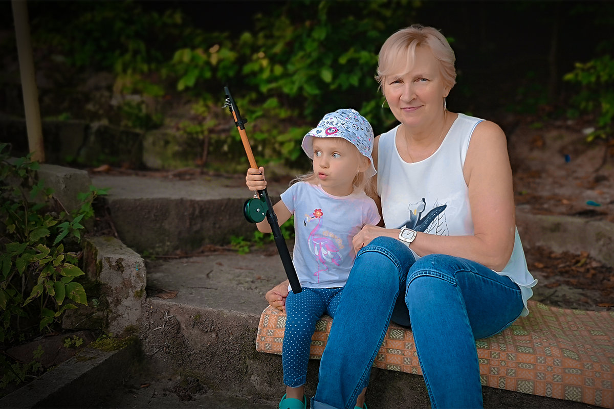 Бабушка и внучка на рыбалке - Олег Каплун