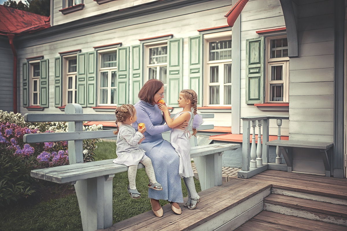 "Счастливая бабушка с персиками" - Надежда Антонова
