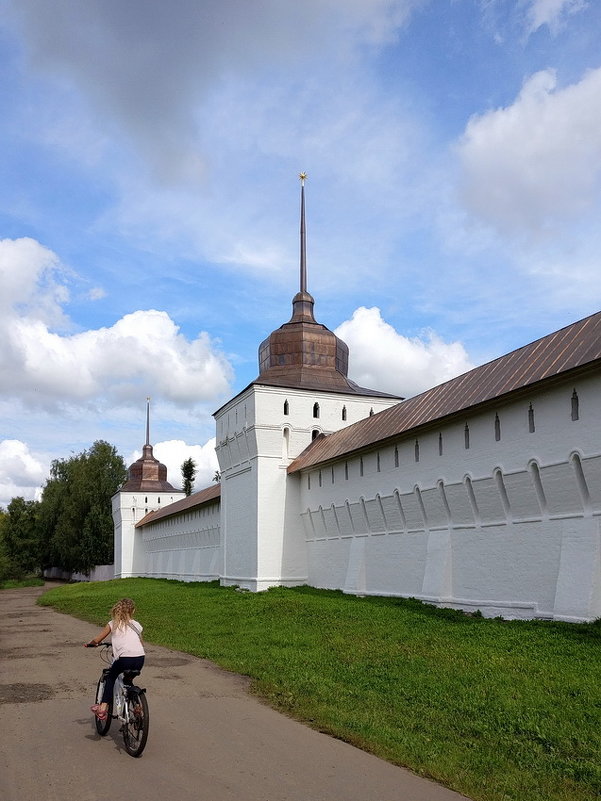 Погожий денек уходящего лета, возле Толгского монастыря - Николай Белавин