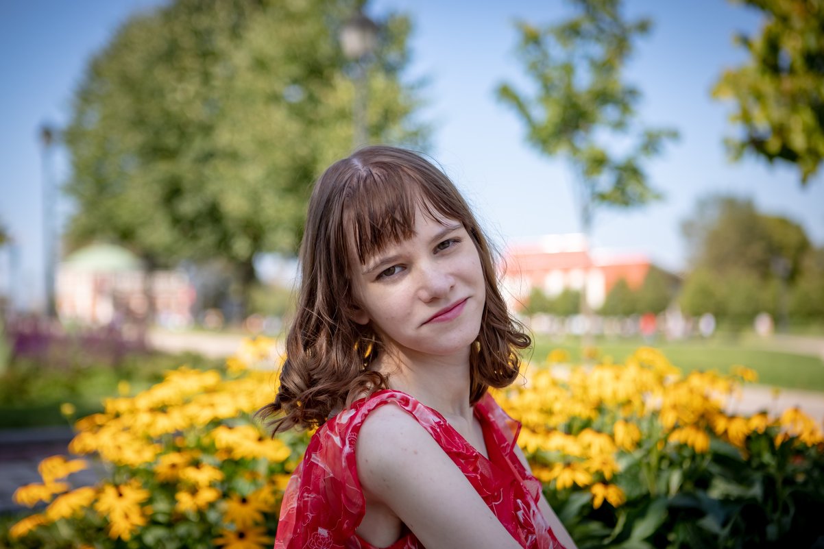 Девушка среди жёлтых цветов - Виктория Соболевская