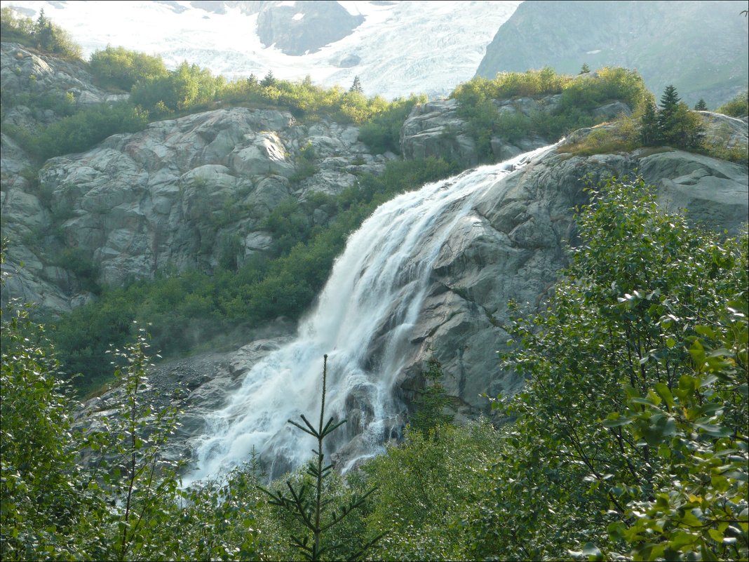 Ледниковая вода в водопаде - Надежда 