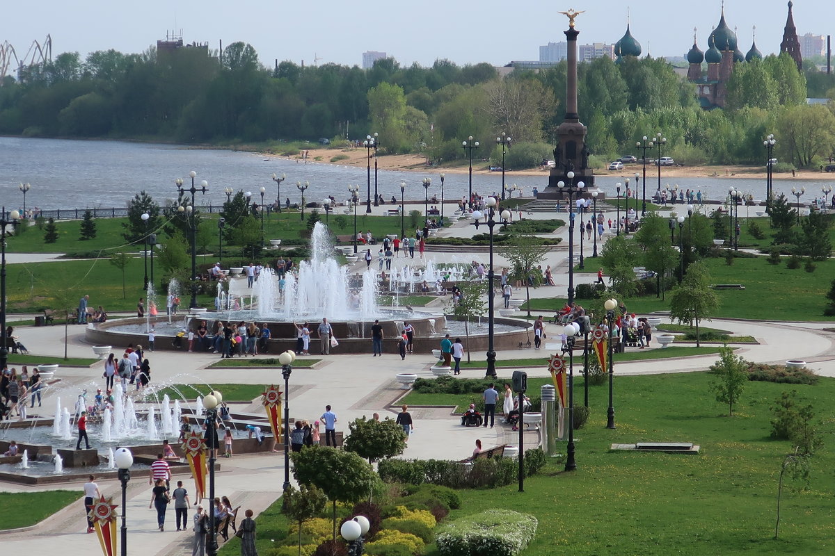 Вид на Ярославскую стрелку у слиянии рек Волга и Которосль в майские праздники 2019 года - Gen Vel